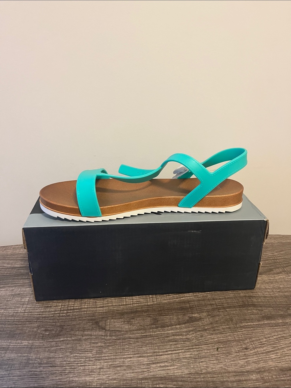 Kali Icy Mint Flat Sandals Women’s Size 9